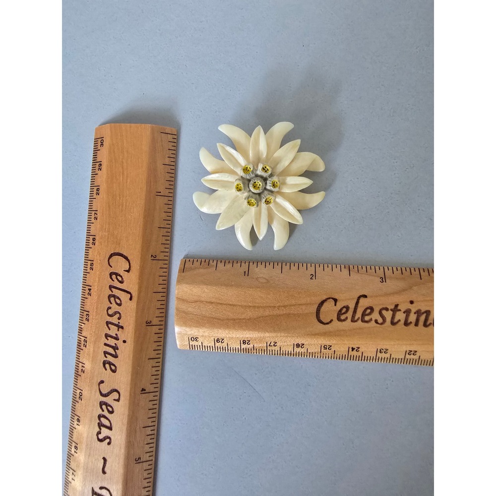 Vintage Carved Edelweiss Flower Brooch Creamy White Alpine Folk Art Pin - Picture 3 of 3